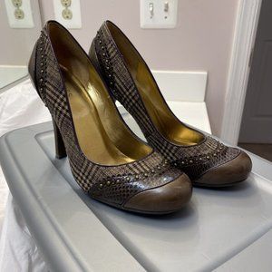 GUESS BROWN PLAID AND LEATHER PUMP